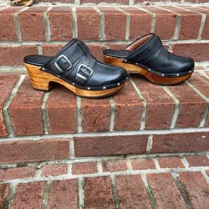 Leather clogs with wooden platform sole